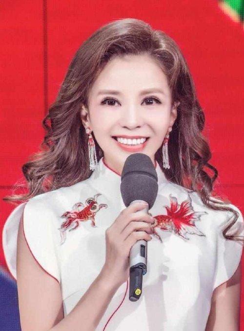 央视最美4位女主持，集美貌、才华于一身，你最喜欢哪一位？