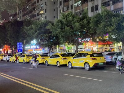 ​天河禁停路夜变“停车场”，非法收费难题顽固，需标本兼治