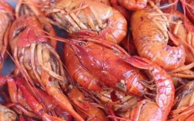 ​夏天吃龙虾的必备技能！不会的赶紧学，五秒钟剥一只