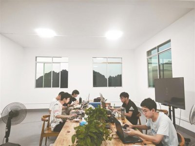 深圳一群“00后”大学生用AI养鸡:学霸交作业 全校喝鸡汤