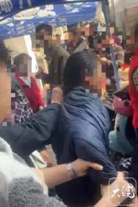 江西一女子被误认为偷小孩遭围堵,多方发声:她曾大喊“我不是人贩子,要向我