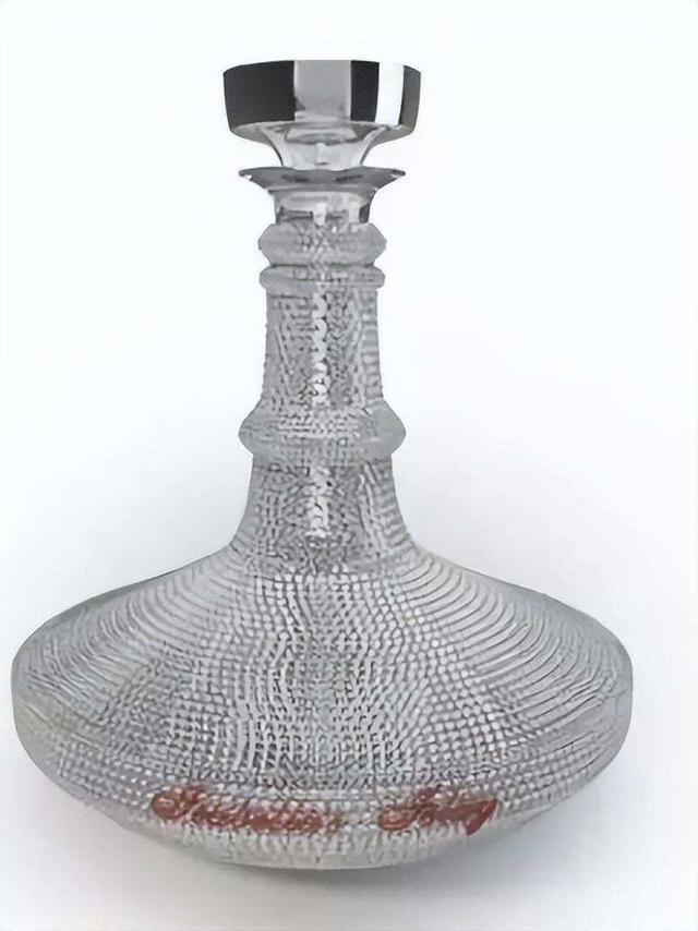 十大世界上最贵的十款酒,看哪一款是你一顿早餐钱能买的。  10