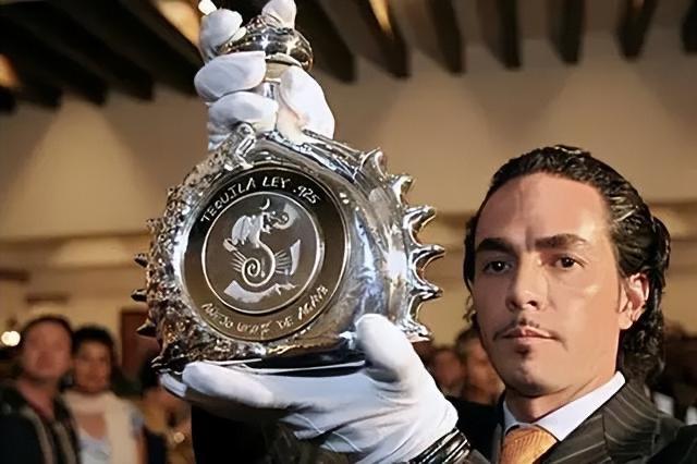 十大世界上最贵的十款酒,看哪一款是你一顿早餐钱能买的。  9