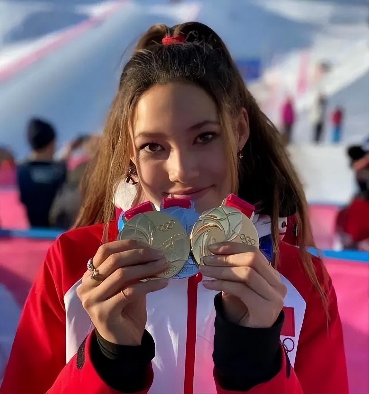 谷爱凌为混血儿站台！面对网友的提问潇洒回应，这回答大家赞同吗