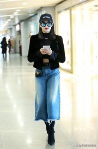 ​简约的牛仔阔腿裤，这样搭配，变身气质达人