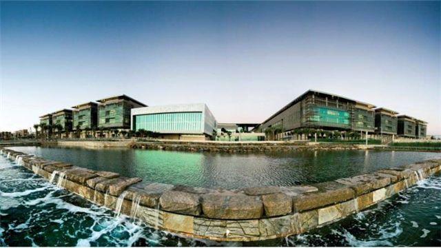 世界上最“土豪”的大学, 学生宿舍是别墅, 还拥有高尔夫球场!