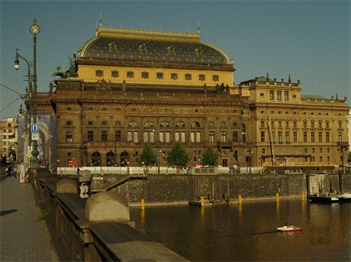 拥有千年历史的城市布拉格,号称“千塔之城”