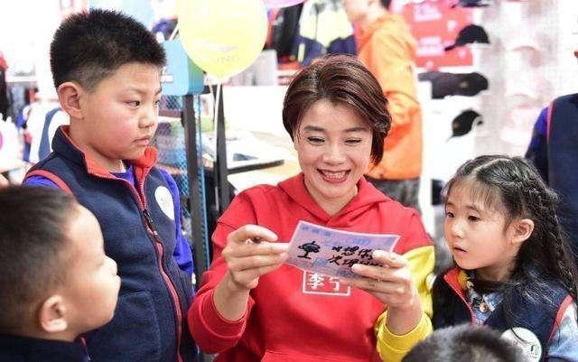 世界体操冠军莫慧兰,退役后曾拒绝美国邀请,如今成著名投资人