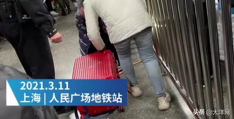 地铁里可以带行李箱吗「地铁站有人用行李箱装孩子真相到底是什么」