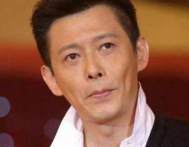 他曾是“央视名嘴”,跟董卿同居6年分手,如今娶小20岁娇妻