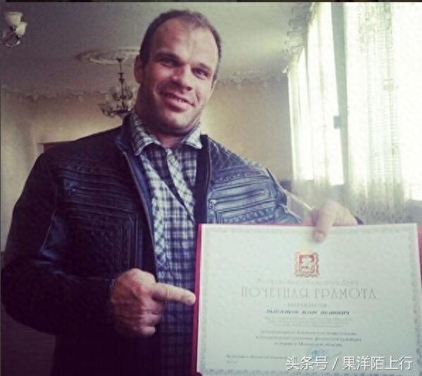 他是世界扳手腕冠军,手掌宽厚堪比“如来神掌”