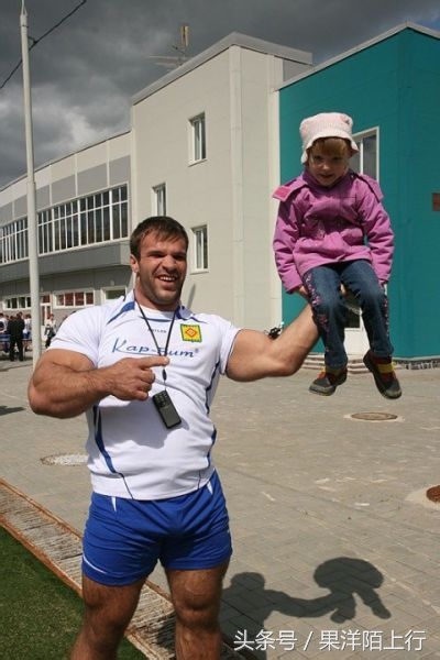 他是世界扳手腕冠军,手掌宽厚堪比“如来神掌”