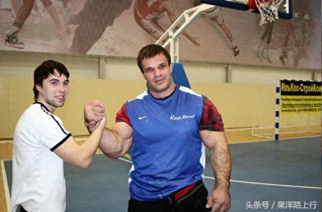 他是世界扳手腕冠军,手掌宽厚堪比“如来神掌”