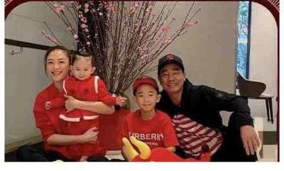​陈小春应采儿晒全家福，小儿子正面照曝光，父子俩简直一模一样
