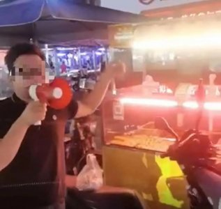 ​买酱板鸭吃出多只虫子，摊主称“死不了”？顾客手持大喇叭反复喊话