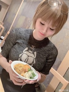 ​世界上有两个周弋楠一个吃货的周弋楠，一个真心想减肥的周弋楠