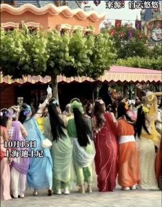 ​欢天喜地七仙女逛迪士尼！网友：又仙又美