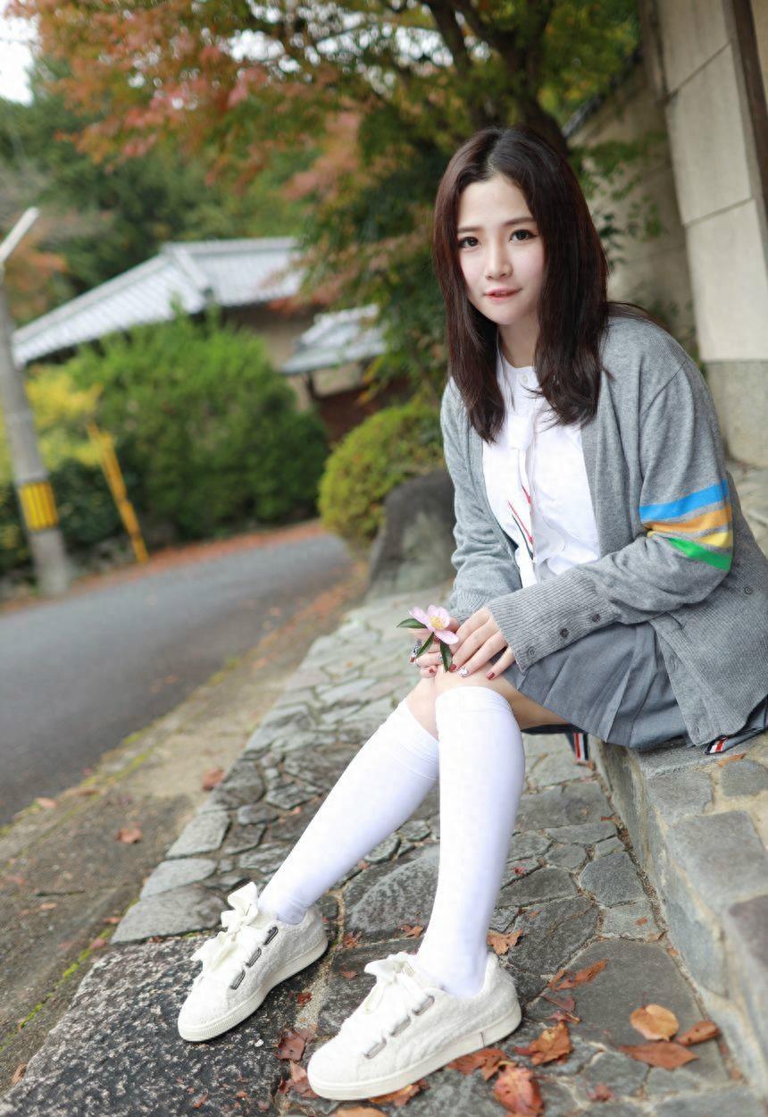 清纯可爱的制服小姐姐,超短百褶裙诱惑,好性感