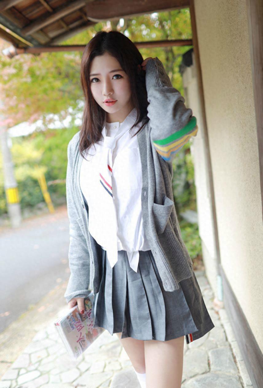 清纯可爱的制服小姐姐,超短百褶裙诱惑,好性感
