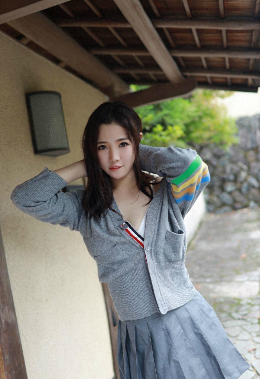 清纯可爱的制服小姐姐,超短百褶裙诱惑,好性感