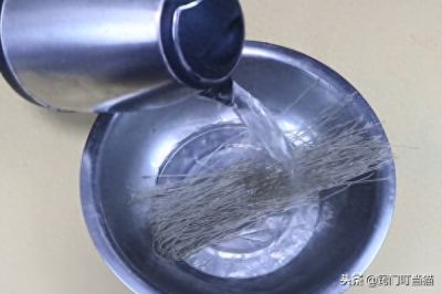 ​泡发粉条是用冷水还是热水？很多人第一步就错了，学会受用一生！