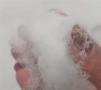 ​30年来头次见！安徽一女子拍下罕见“冰针”雪：形成条件苛刻