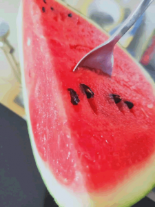 ​如何挑选西瓜的小技巧（挑选西瓜别只会“敲”，学会3个小技巧，最甜的西瓜逃