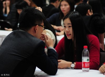 ​男子相亲请女方吃火锅，对方竟叫来2位闺蜜一起蹭饭