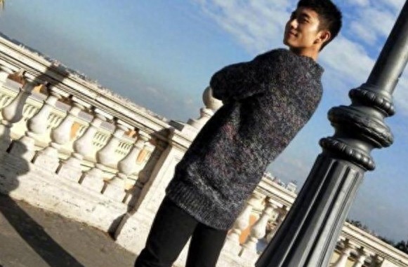 娱乐圈的“怪才”张一山,剃光头走机场,一身痞气