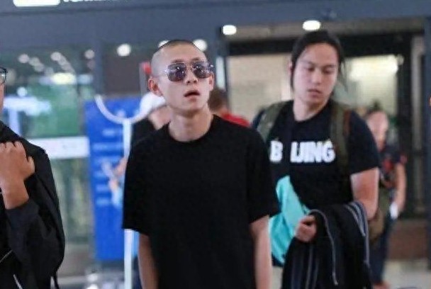 娱乐圈的“怪才”张一山,剃光头走机场,一身痞气