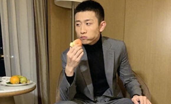 娱乐圈的“怪才”张一山,剃光头走机场,一身痞气