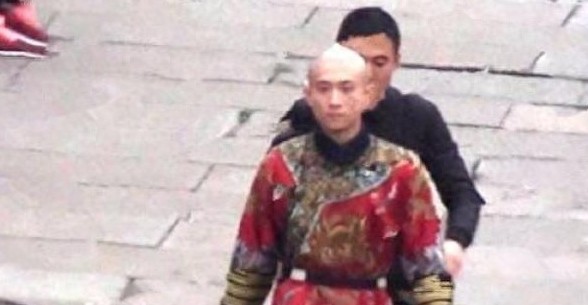 娱乐圈的“怪才”张一山,剃光头走机场,一身痞气