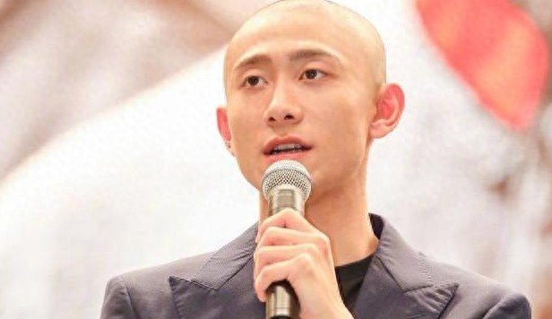 娱乐圈的“怪才”张一山,剃光头走机场,一身痞气