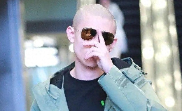 娱乐圈的“怪才”张一山,剃光头走机场,一身痞气