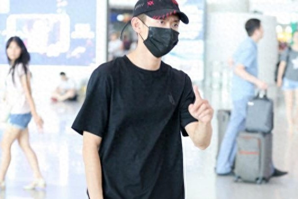 娱乐圈的“怪才”张一山,剃光头走机场,一身痞气