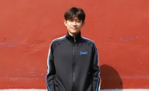 娱乐圈的“怪才”张一山,剃光头走机场,一身痞气