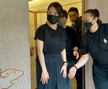 ​曾宝仪初恋现灵堂！同居19年未婚，男友头白如雪