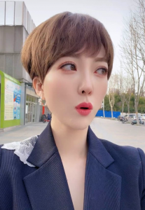 ​安徽台一姐余声发型遭吐槽，短发造型略显老，全靠精致五官支撑