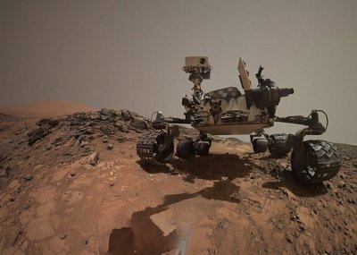 ​“好奇号”续探火星盖尔陨石坑 传回表面布满岩石的瑰丽景象