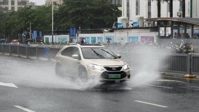 ​深圳暴雨破 71 年历史，汽修店忙翻天