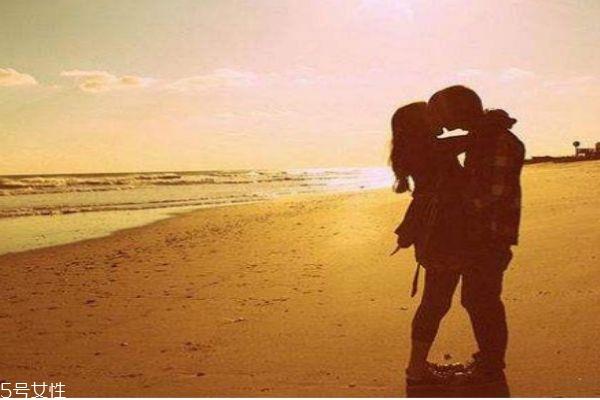 男朋友比较害羞怎么办呢 为什么男朋友从来不说情话呢 男朋友比较害羞怎么办呢 为什么男朋友从来不说情话呢