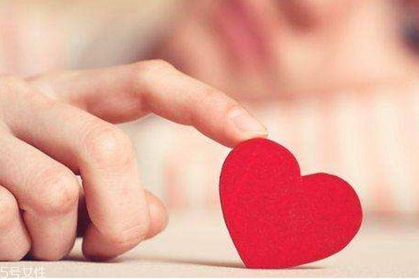 男朋友比较害羞怎么办呢 为什么男朋友从来不说情话呢 男朋友比较害羞怎么办呢 为什么男朋友从来不说情话呢