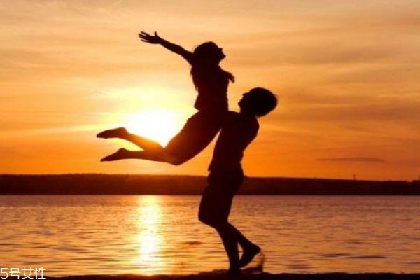 男朋友比较害羞怎么办呢 为什么男朋友从来不说情话呢 男朋友比较害羞怎么办呢 为什么男朋友从来不说情话呢