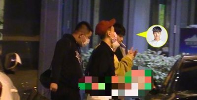 ​张艺兴深夜街头抽烟被拍，网友：没想到你是这样的“小绵羊”