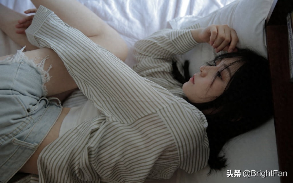 牛仔热裤美女夏日清爽俏皮性感唯美写真图片