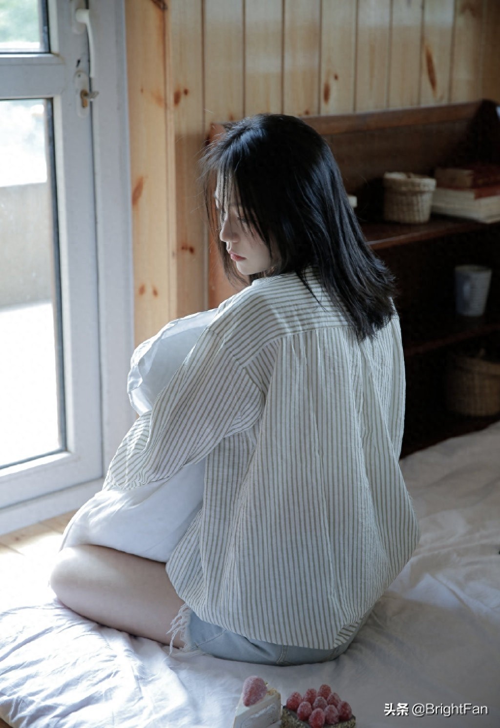 牛仔热裤美女夏日清爽俏皮性感唯美写真图片