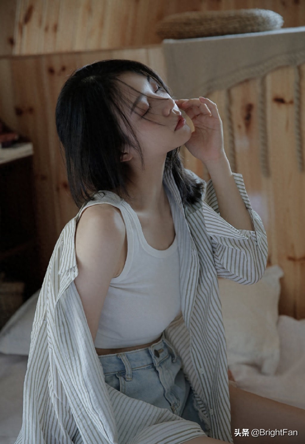 牛仔热裤美女夏日清爽俏皮性感唯美写真图片