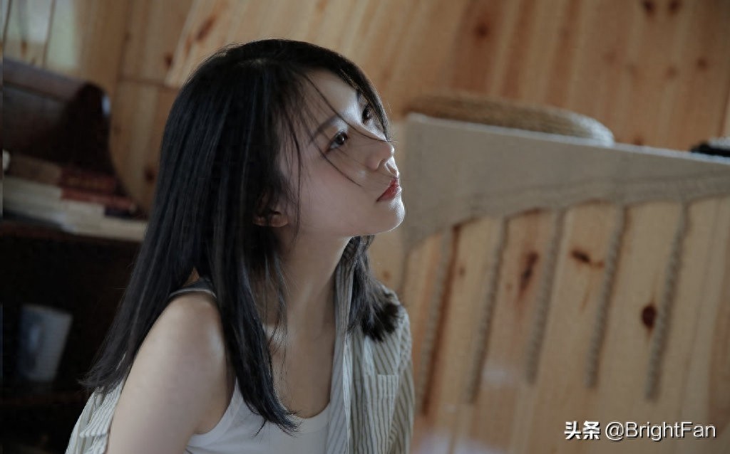 牛仔热裤美女夏日清爽俏皮性感唯美写真图片