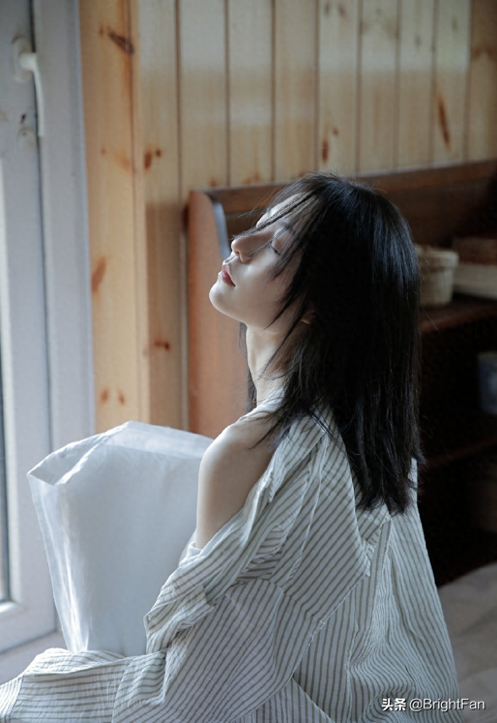 牛仔热裤美女夏日清爽俏皮性感唯美写真图片