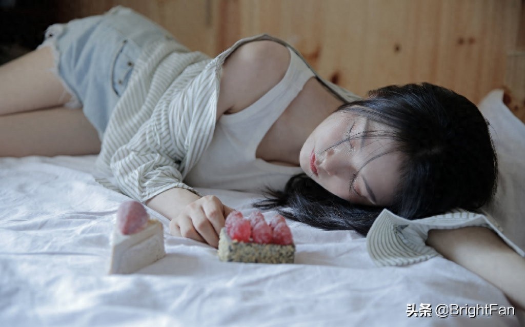 牛仔热裤美女夏日清爽俏皮性感唯美写真图片